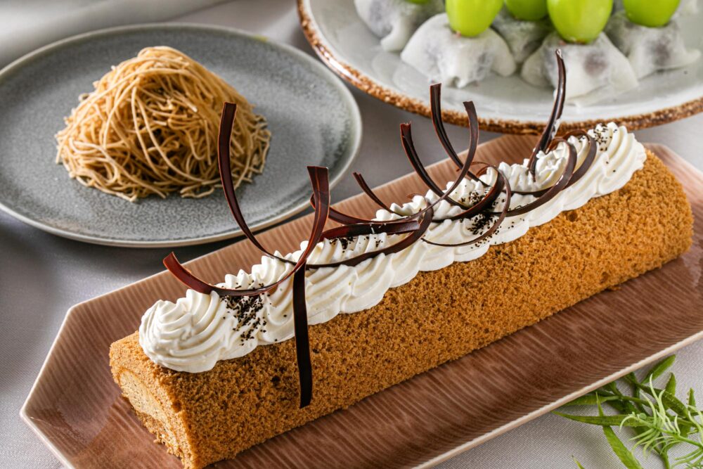 ほうじ茶のロールケーキと搾りたて和栗のモンブラン