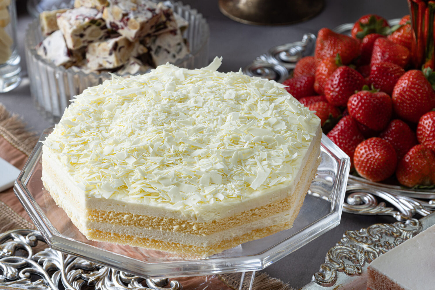 ホワイトチョコレートを使った真っ白なケーキ「ザルツブルガートルテ」