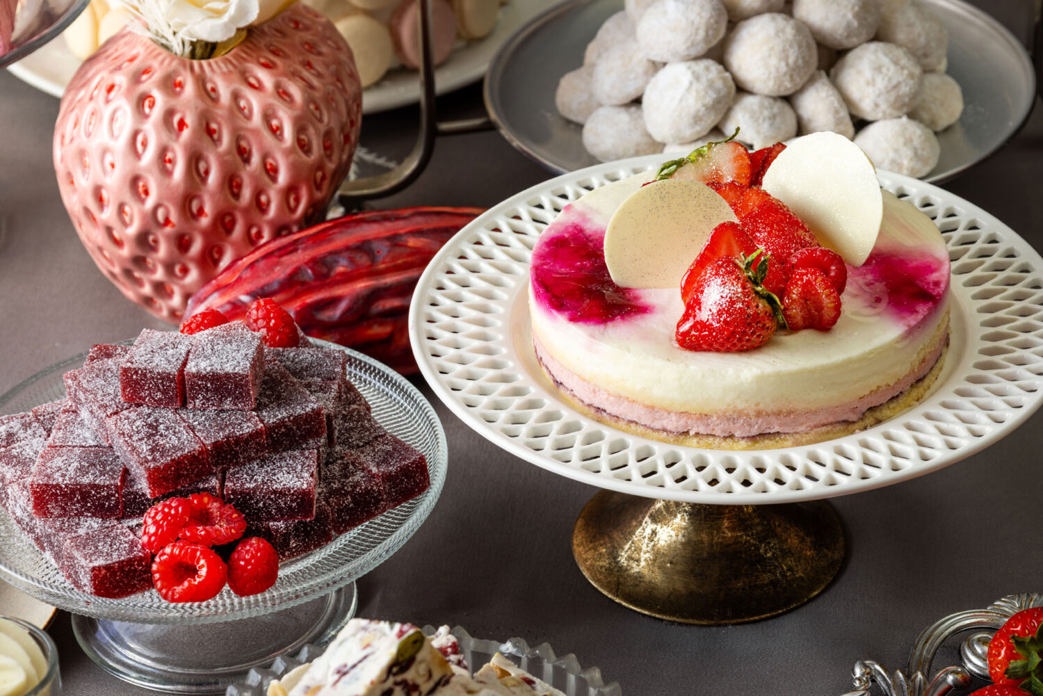 ラズベリーのパートドフリュイ、苺のチーズケーキ