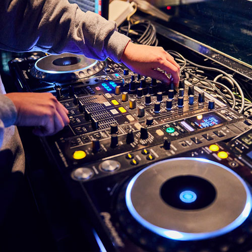 DJ 設備與演出